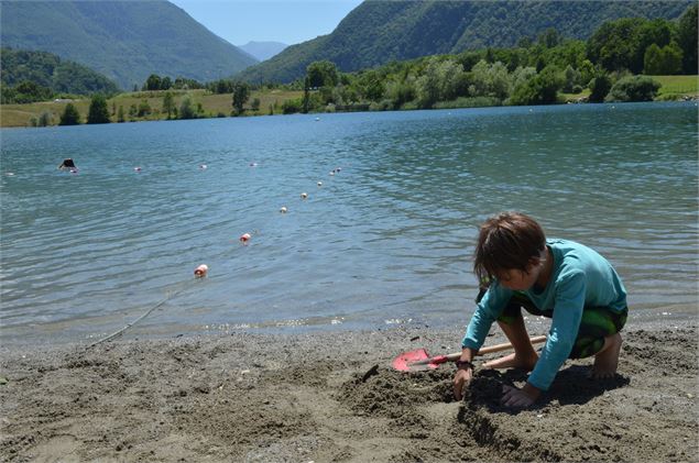 Baignade au lac des Hurtières - OT Porte de Maurienne