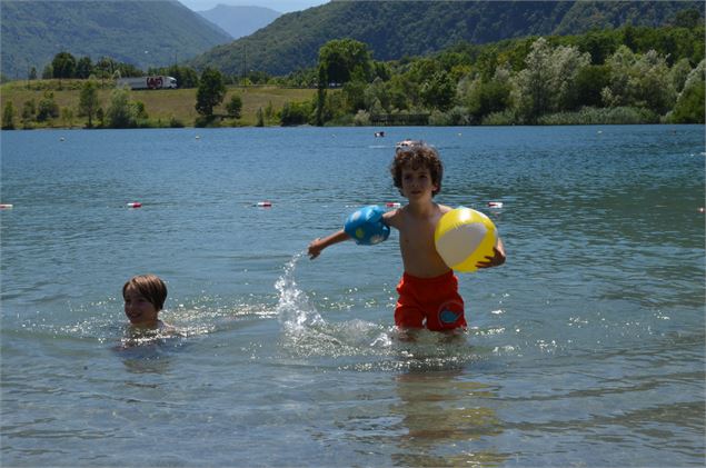 Baignade au lac des Hurtières - OT Porte de Maurienne