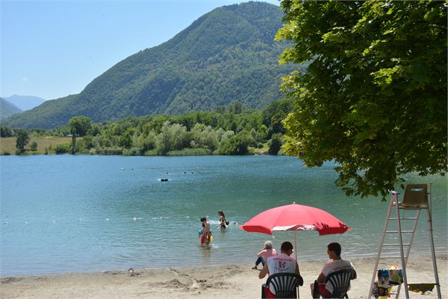 Baignade au lac des Hurtières - OT Porte de Maurienne