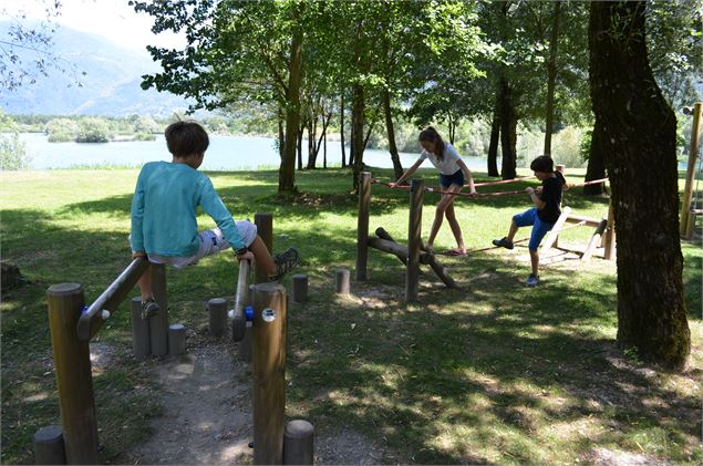 Jeux enfants au Lac des Hurtières - OT Porte de Maurienne