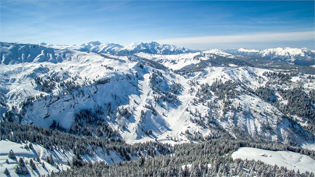 Versant nord pour une neige toujours froide. Des pentes plus soutenues pour les skieurs confirmés. -