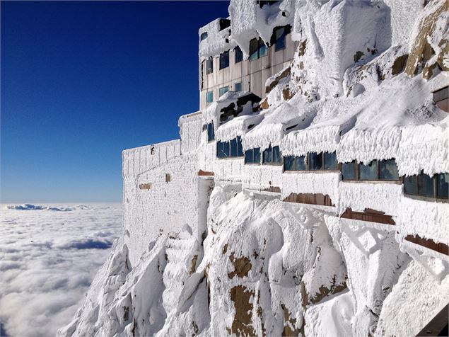 Vue sur l'Aiguille du midi enneigée - OT Vallée de Chamonix-Mont-Blanc