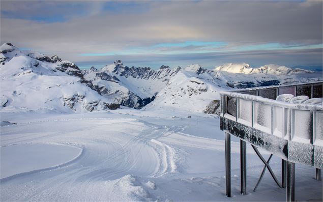 À droite, la terrasse du restaurant le Désert Blanc, avec en toile de donc, les Aravis et la Pointe 