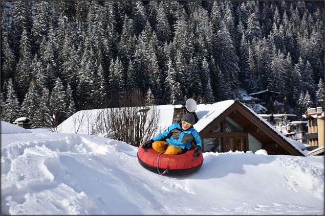 Enfant sur la piste de snowtubing aux Chosalets - Domaine des Chosalets