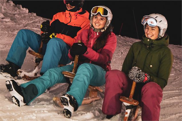 Un groupe d'amis pratiquant les glisses alternatives sur les pistes ouvertes en nocturne du domaine 