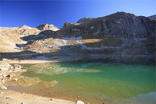 Le lac et le Mont de la Partie dans le Parc National de la Vanoise - MO. Arc en ciel photos - OT AUS