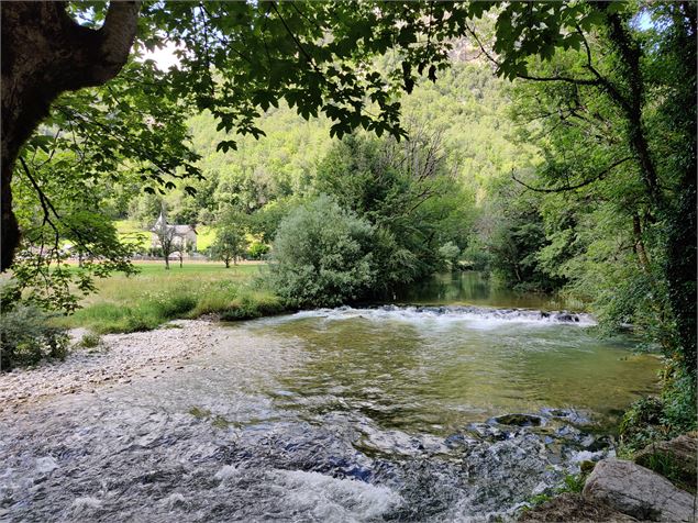 sentier au fil de l'eau en été à Chaley - Sabrina Megani