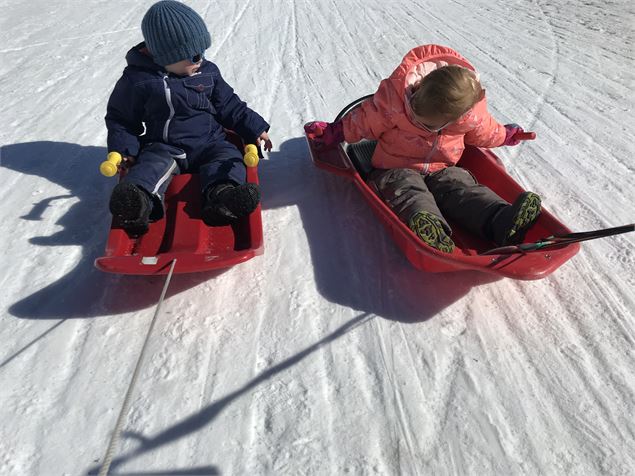 Enfants sur piste de luge du Mollard - Albiez Tourisme