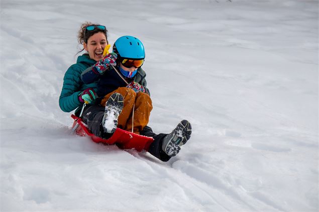 Mère et son garçon sur une luge à Albiez - Albiez Tourisme