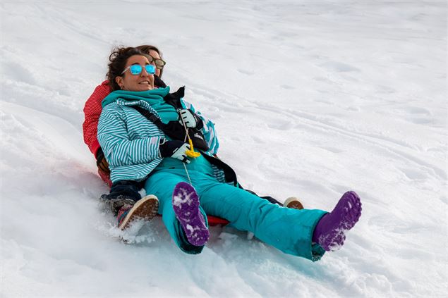 Amies descendant la piste de luge du Mollard - Albiez Tourisme