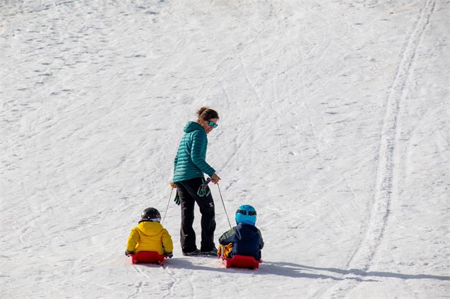 Mère remontant ses deux enfants en luge - Albiez Tourisme