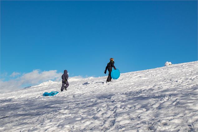 Enfants en haut de la piste de luge du Mollard - Albiez Tourisme