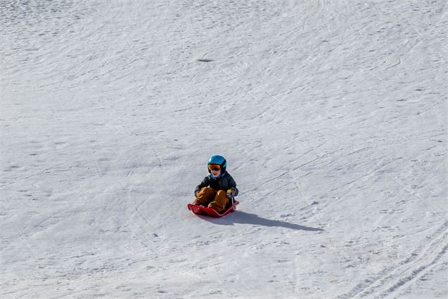 Enfant sur une luge à Albiez - OT MCM