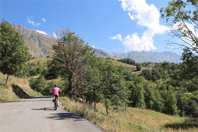 Itinéraire VTT - Praz - passage sur la route - G.Cosnefroy