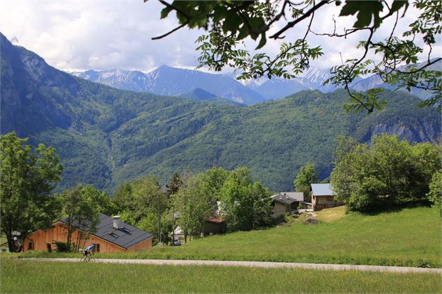 Montée à Montdenis - Alexandre Gros / Maurienne Tourisme