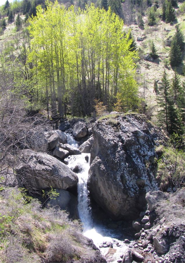 Cascade visible depuis le sentier qui surplombe le torrent - M. Fumaz