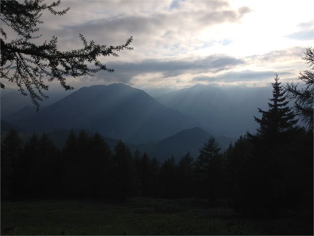 Vue depuis la montée sur le sentier - Perrine Lavoipierre