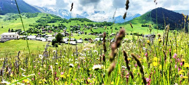 Vue du village depuis les Contamines - OT Montagnicimes