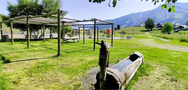 Fontaine et aire de jeux des Contamines - OT Montagnicimes