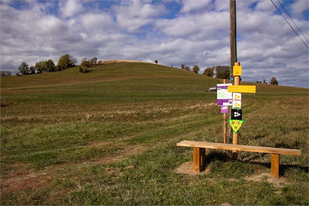 Banc et panneaux du sentier de randonnée Le Tour des Contamines - OT Montagnicimes