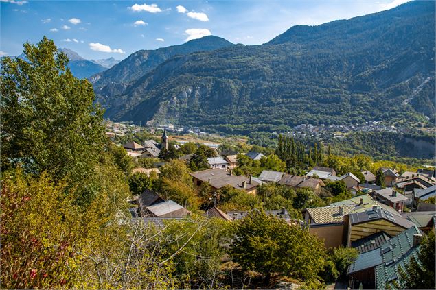 Vue depuis le sentier sur le village de Saint-Julien-Montdenis - OT