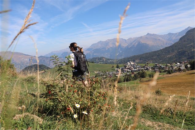 Le tour du chatel - Vue sur le village - G.Cosnefroy