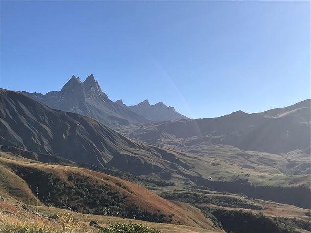 Vue sur les Aiguilles d'Arves depuis le Col d'Emy - L.Boutiot