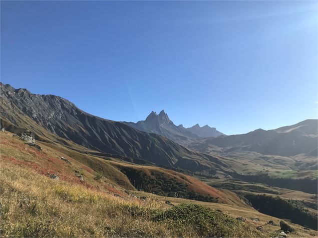 Vue sur les Aiguilles d'Arves depuis le Col d'Emy - L.Boutiot