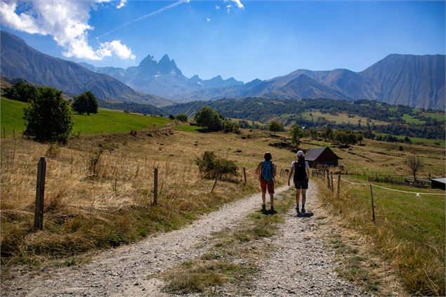 Randonneuses sur le sentier de la Plaigne en direction du Plateau de Montrond - Eric David