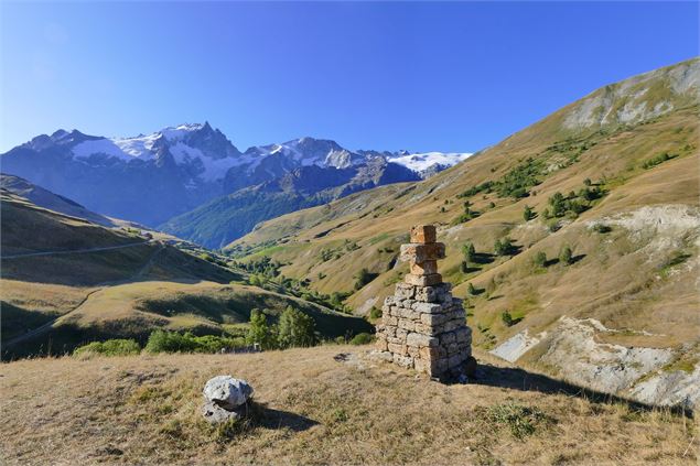 Croix sur le sentier du Tour des Aiguilles d'Arves - Eric David