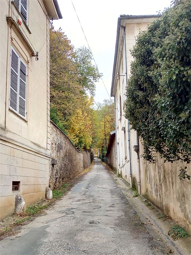 LA ruelle du Bramafan menant à la croix au sommet du massif dominant la ville - K.Tranchina