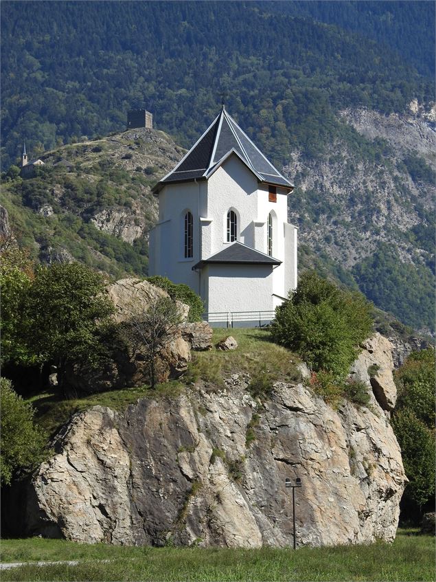 Chapelle avec la Tour de Berold en fond - Vincent Jacques-Drône de regard