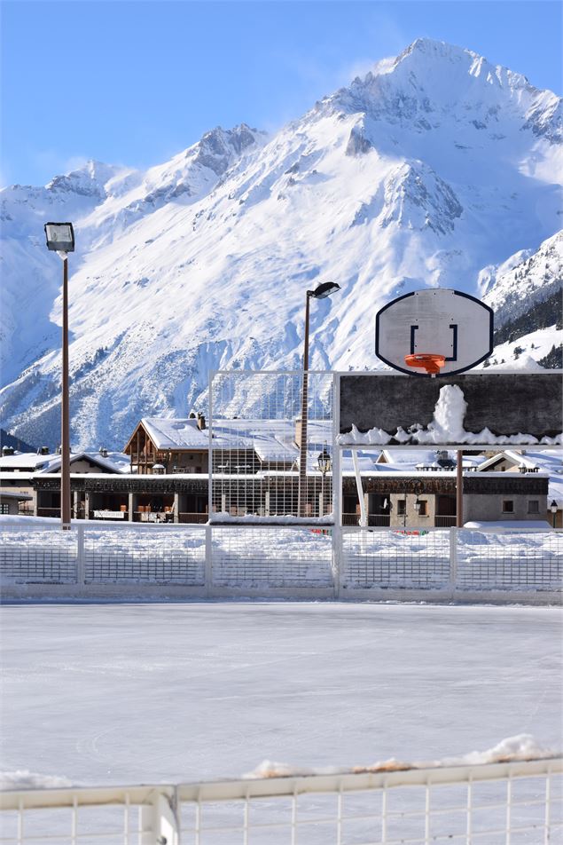 La patinoire de Val Cenis-Lanslevillard, une activité après-ski en famille - HMV