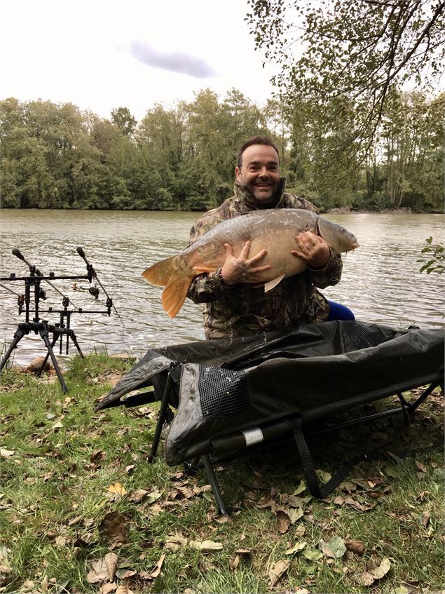 Peche dans l'étang du domaine - domaine de la dombes