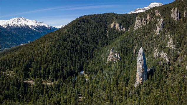 Vue aérienne sur le monolithe de Sardières à la limite du Parc National de la Vanoise - OTHMV - R. S