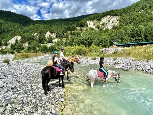 Traversée de rivière en été - C.Gallarato