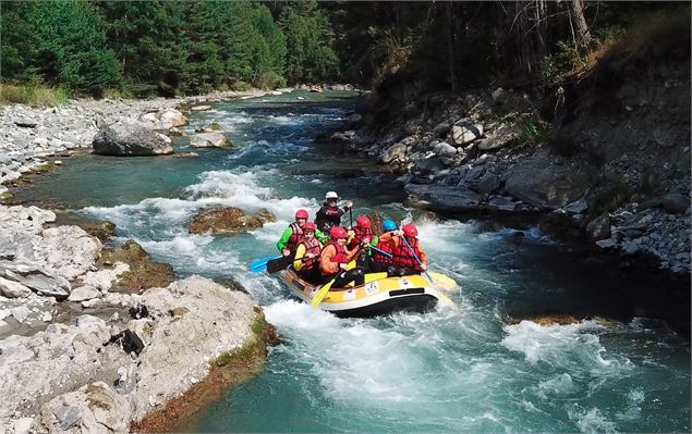 Groupe en raft sur l'Arc en Haute Maurienne - B.Filliol - OT HMV