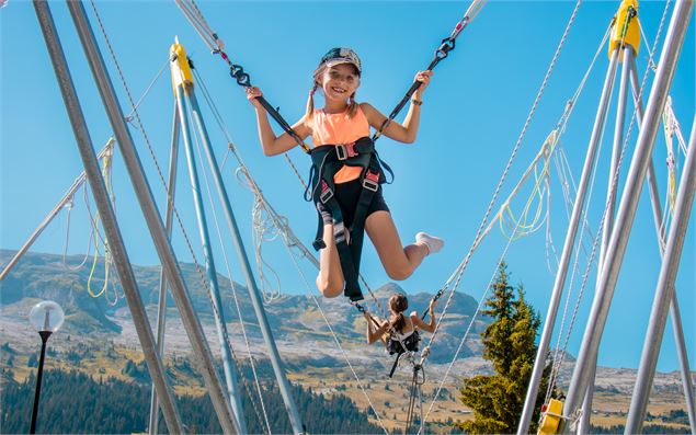 Une fillette faisant de l'Élasto-Bungee - Daniel Durand