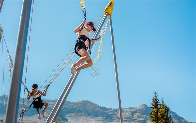 Deux fillettes faisant de l'Élasto-Bungee - Daniel Durand