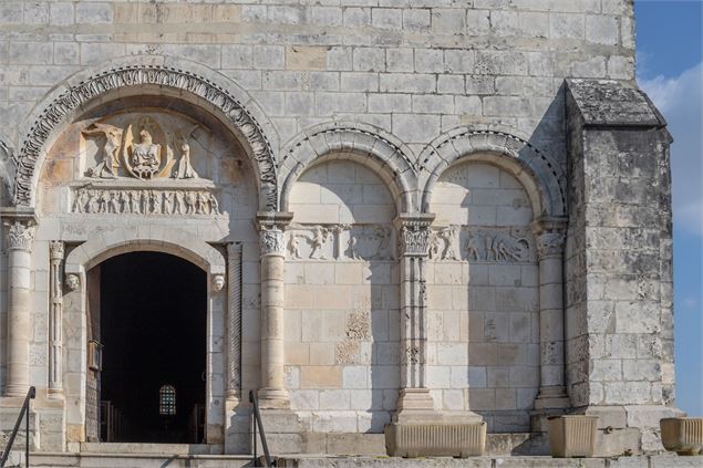 Façade de l'église - Dombes Tourisme