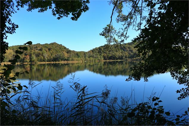 Lac de Chavoley - Randonnée de la Pierre Grise - E.BEBI Office de tourisme Bugey Sud Grand Colombier