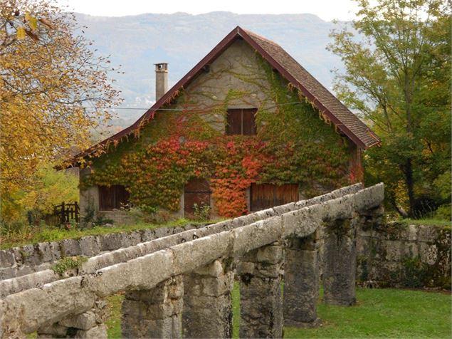 Aqueduc du château - Office de Tourisme Bugey Sud Grand Colombier - Gisèle Billon