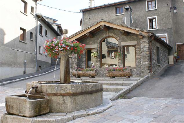 Rue saint-nicolas, fontaine et four banal - MO. Patrick Lesieur - OT AUSSOIS