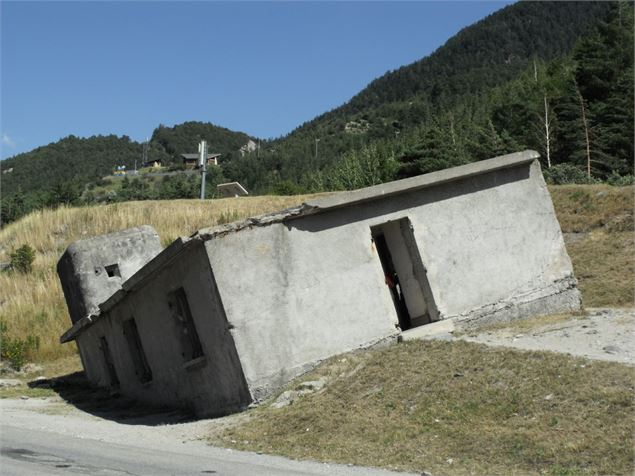 Vue extérieure de la maison penchée à Modane - ©Inconnu