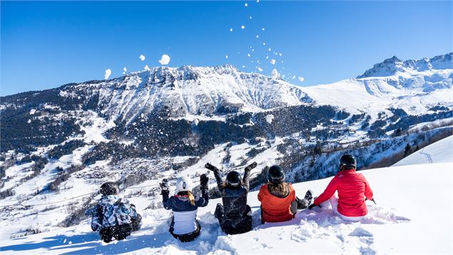 Personnes dans la neige vue sur valmorel - OTVVA