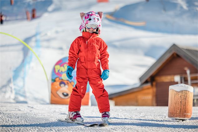 Enfant qui skie sur le long de la remontée débutant gratuite du Mollaret - OTVVA