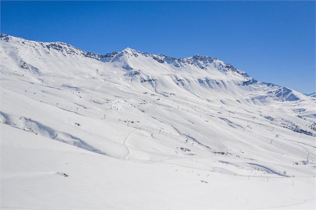 Montagne enneigée avec plusieurs pistes de Saint François Longchamp - OTVVA