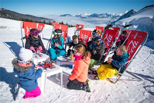 Sur la terrasse après le ski - Peignée Verticale - Grand Chambéry Alpes Tourisme