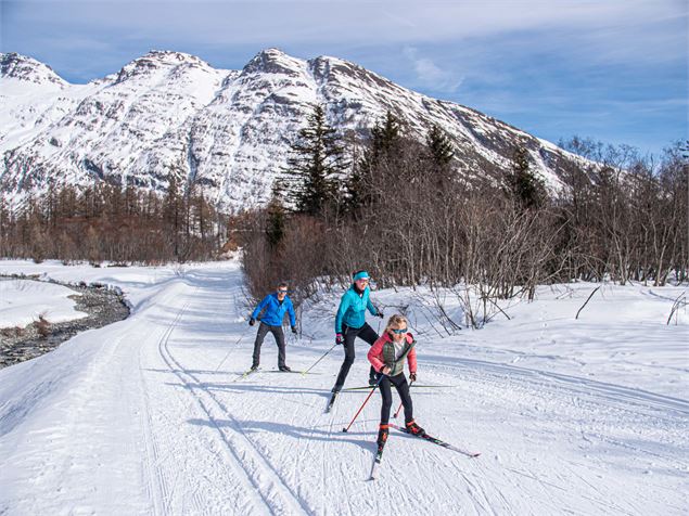 Skieurs en skating sur les pistes de Bessans - Alicia Magnenot