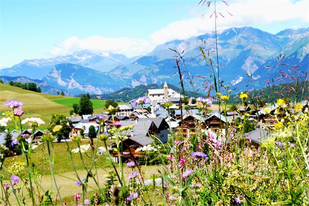 Vue village Albiez avec Église Saint-Michel - Paul Bonnet